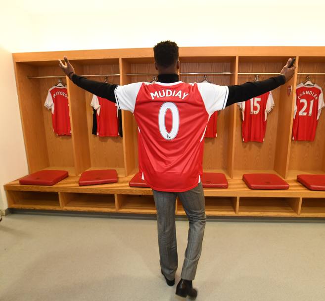 Lo spogliatoio dell’Arsenal sembra tutto per Emmanual Mudiay... (Getty Images)